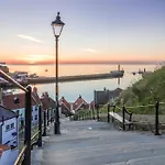 Picturesque Stone In The Heart Of North Yorkshire Village - Hideaway Nyaraló
