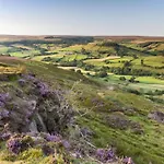 Picturesque Stone In The Heart Of North Yorkshire Village - Hideaway York