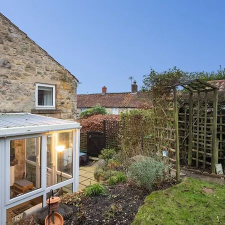 Picturesque Stone In The Heart Of North Yorkshire Village - Hideaway Holiday home York