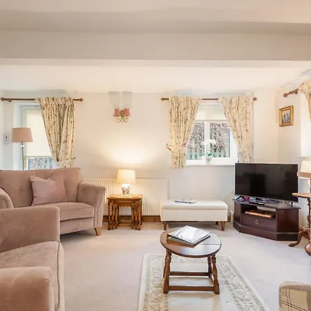 Picturesque Stone In The Heart Of North Yorkshire Village - Hideaway Holiday home