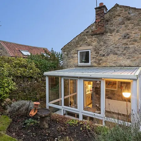 Picturesque Stone In The Heart Of North Yorkshire Village - Hideaway Holiday home